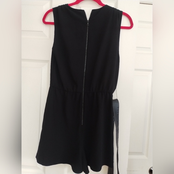 Alice + Olivia Black Sleeveless Romper 2 - Picture 4 of 10
